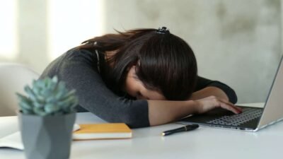 "Benarkah terlalu empati bisa bikin capek mental? Kenali gejala compassion fatigue dan cara menjaga kewarasan saat terlalu peduli pada orang lain."