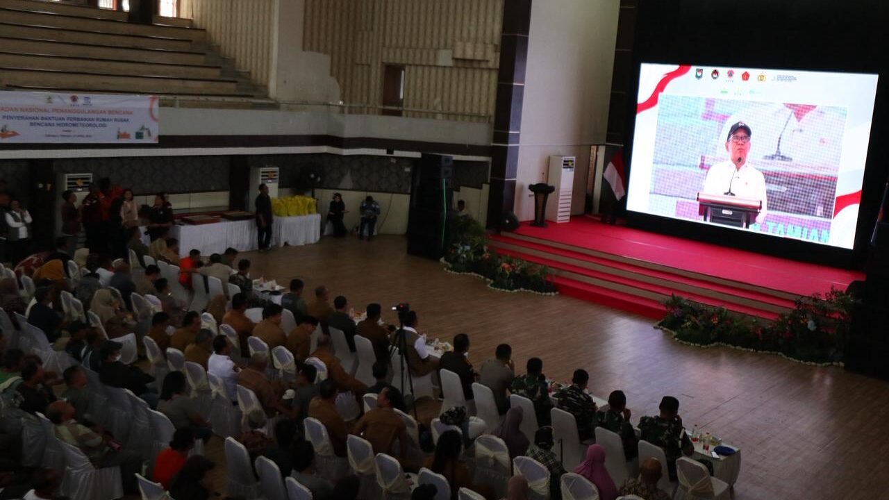 Menko PMK Pratikno saat memberikan keterangan terkait penyaluran dana stimulan perbaikan rumah warga terdampak bencana Siklon Senyar di Aceh Tamiang.