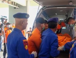 Delapan Jenazah Korban Helikopter PK-CFX Tiba di RS Bhayangkara Pontianak untuk Identifikasi