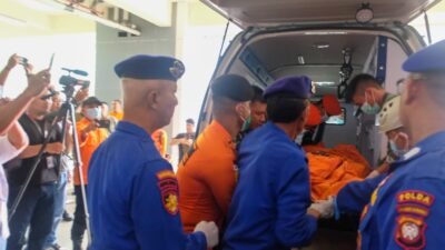 "Delapan jenazah korban kecelakaan helikopter Airbus H-130 PK-CFX di Sekadau telah dievakuasi dan tiba di RS Bhayangkara Pontianak untuk proses identifikasi."