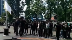 Mahasiswa Politeknik Negeri Pontianak saat menggelar aksi unjuk rasa di depan gedung rektorat guna menuntut transparansi dan klarifikasi dari pimpinan kampus.