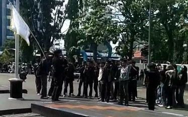 Mahasiswa Politeknik Negeri Pontianak saat menggelar aksi unjuk rasa di depan gedung rektorat guna menuntut transparansi dan klarifikasi dari pimpinan kampus.