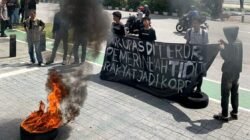 "Massa Solmadapar menggelar unjuk rasa di Kantor Gubernur Kalbar. Mereka mendesak percepatan penanganan kasus pembakaran rumah di Air Upas Ketapang."