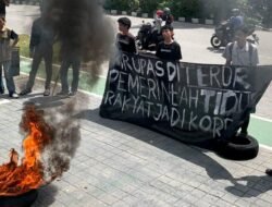 Desak Pengusutan Kasus Pembakaran Rumah di Air Upas, Massa Solmadapar Gelar Aksi di Kantor Gubernur Kalbar