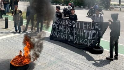 "Massa Solmadapar menggelar unjuk rasa di Kantor Gubernur Kalbar. Mereka mendesak percepatan penanganan kasus pembakaran rumah di Air Upas Ketapang."