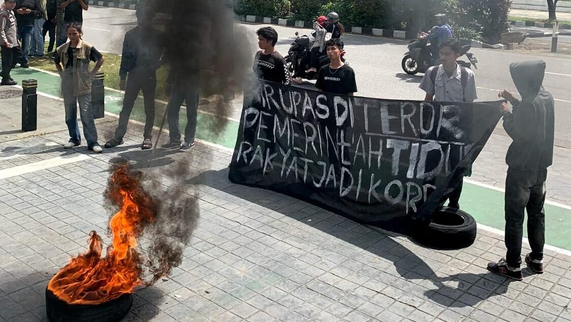 "Massa Solmadapar menggelar unjuk rasa di Kantor Gubernur Kalbar. Mereka mendesak percepatan penanganan kasus pembakaran rumah di Air Upas Ketapang."