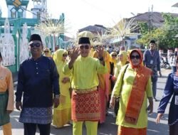 Lomba Belarak Pengantin dan Besurong Saprah Meriahkan Hardiknas di Singkawang