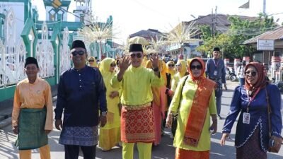 Ratusan pelajar antusias mengikuti lomba Belarak Pengantin dan Besurong Saprah di Kota Singkawang guna melestarikan budaya pada momen Hardiknas 2026.
