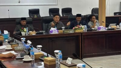 Suasana rapat kerja DPRD Kabupaten Kayong Utara yang membahas kontribusi proyek Kawasan Industri Pulau Penebang terhadap penyerapan tenaga kerja lokal.