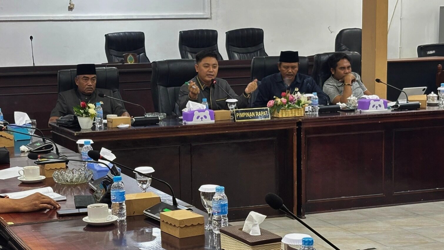 Suasana rapat kerja DPRD Kabupaten Kayong Utara yang membahas kontribusi proyek Kawasan Industri Pulau Penebang terhadap penyerapan tenaga kerja lokal.