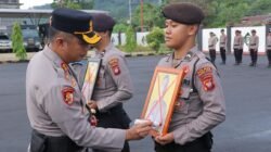 "Polres Kayong Utara resmi memecat Aipda AK dan Briptu AS secara tidak hormat karena pelanggaran berat dan kasus narkoba. Simak informasi lengkapnya."