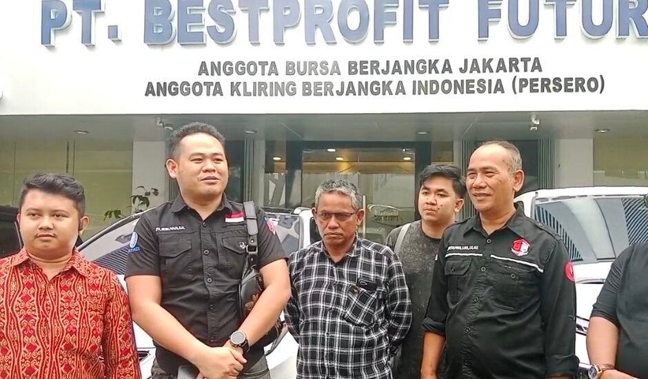 "Dugaan investasi bermasalah di PT Bestprofit Pontianak. Tokoh masyarakat Sungai Rengas tuntut transparansi usai dana ratusan juta raib jadi nol rupiah. "