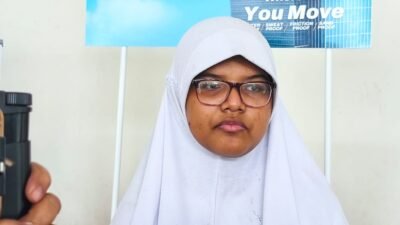 Wali Kota Pontianak Edi Rusdi Kamtono menyalami dan memberikan semangat kepada Aila Afifah, calon jemaah haji termuda di Indonesia asal Kota Pontianak, dalam acara manasik haji di Aula Masjid Raya Mujahidin. (Dok. HO/Faktakalbar.id)
