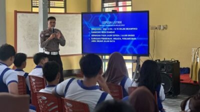 Personel Satlantas Polres Sanggau saat memberikan materi edukasi tertib berlalu lintas kepada siswa SMP Negeri 1 Sanggau melalui pendekatan interaktif.