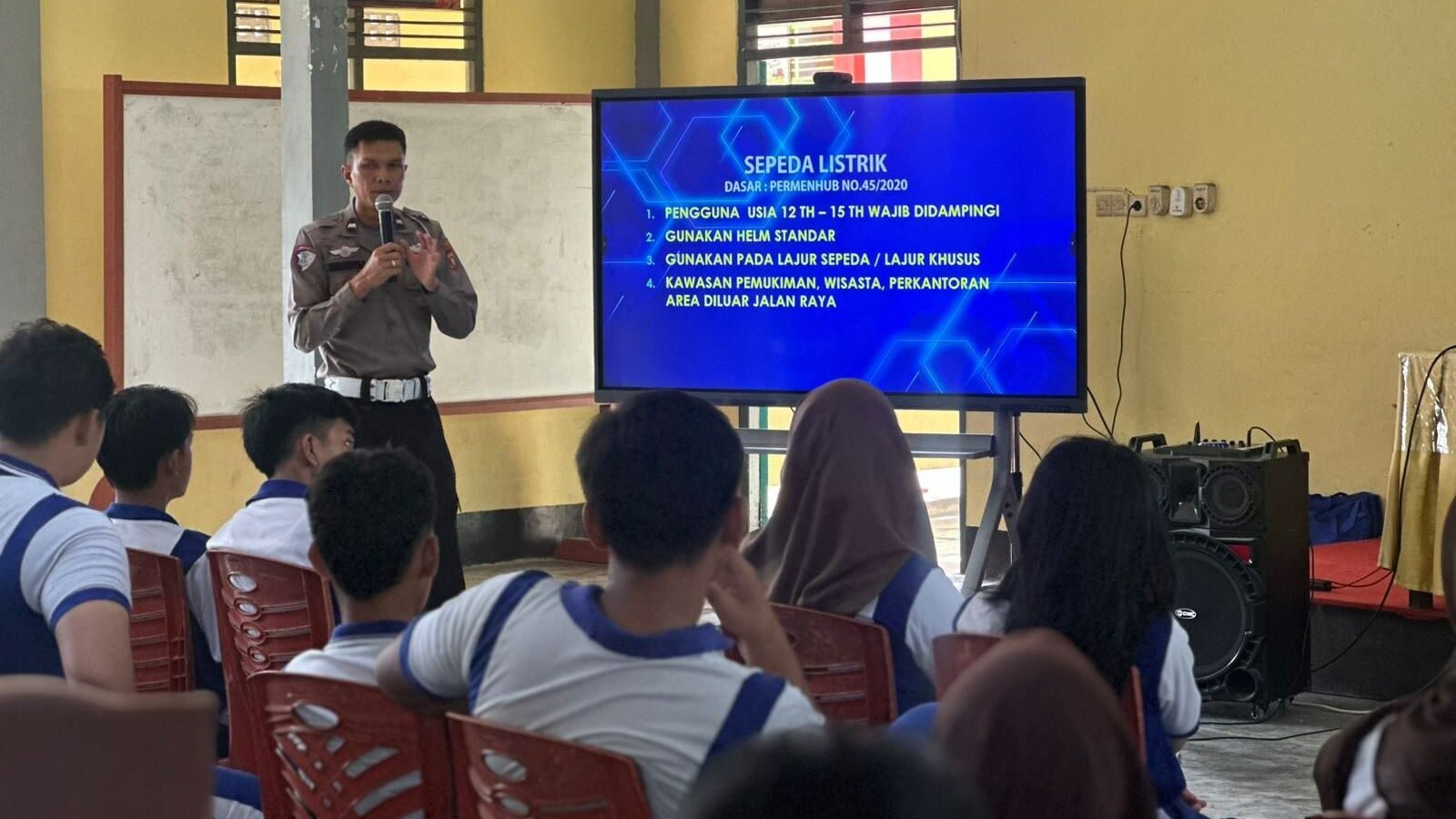 Personel Satlantas Polres Sanggau saat memberikan materi edukasi tertib berlalu lintas kepada siswa SMP Negeri 1 Sanggau melalui pendekatan interaktif.
