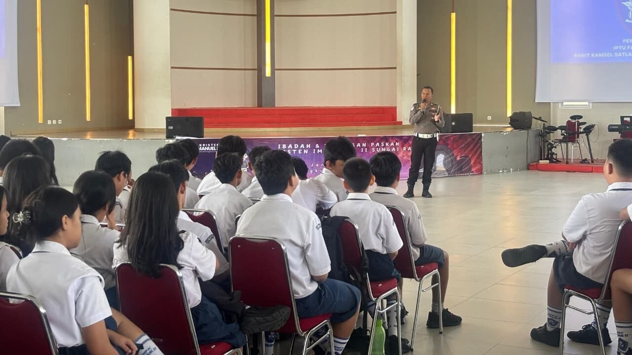 Personel Satlantas Polres Kubu Raya saat memberikan penyuluhan dan pemahaman mengenai aturan tata tertib jalan raya kepada ratusan siswa SMP Kristen Imanuel.