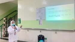 Seorang tenaga kesehatan di RSUD SSMA Kota Pontianak sedang memberikan edukasi mengenai dislipidemia dan pentingnya obat kolesterol kepada pengunjung. (Dok. HO/Faktakalbar.id)