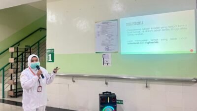 Seorang tenaga kesehatan di RSUD SSMA Kota Pontianak sedang memberikan edukasi mengenai dislipidemia dan pentingnya obat kolesterol kepada pengunjung. (Dok. HO/Faktakalbar.id)