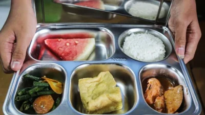 "ILUSTRASI - Operasional empat dapur Makan Bergizi Gratis (MBG) di Kayong Utara terhenti. Simak kritik Dian Saputra terkait dugaan kelalaian Korwil dan masalah koordinasi."
