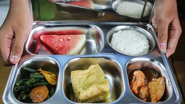 "ILUSTRASI - Operasional empat dapur Makan Bergizi Gratis (MBG) di Kayong Utara terhenti. Simak kritik Dian Saputra terkait dugaan kelalaian Korwil dan masalah koordinasi."