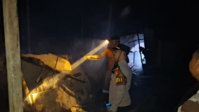 "Kebakaran hanguskan empat rumah kontrakan di Dusun Kuala Belian, Desa Paal, Melawi. Kerugian ditaksir Rp30 juta, polisi selidiki penyebab pasti api."