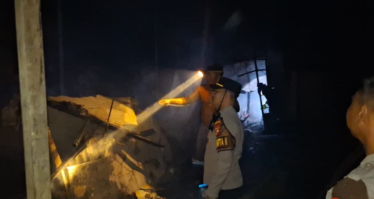 "Kebakaran hanguskan empat rumah kontrakan di Dusun Kuala Belian, Desa Paal, Melawi. Kerugian ditaksir Rp30 juta, polisi selidiki penyebab pasti api."