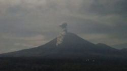 Erupsi Gunung Semeru kembali terjadi pada Minggu pagi disertai luncuran awan panas sejauh 3,5 km
