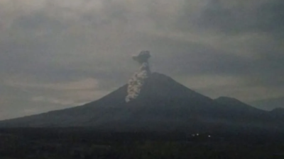 Erupsi Gunung Semeru kembali terjadi pada Minggu pagi disertai luncuran awan panas sejauh 3,5 km