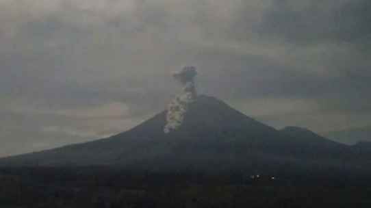 Erupsi Gunung Semeru kembali terjadi pada Minggu pagi disertai luncuran awan panas sejauh 3,5 km