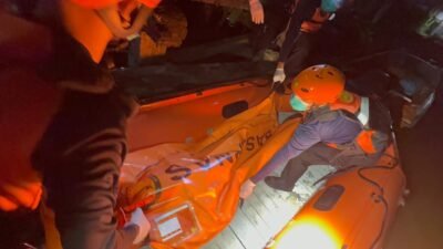 Tim SAR gabungan mengevakuasi jenazah korban yang ditemukan meninggal dunia usai diduga terjatuh dan tenggelam di perairan Sungai Kapuas, Kabupaten Kubu Raya.