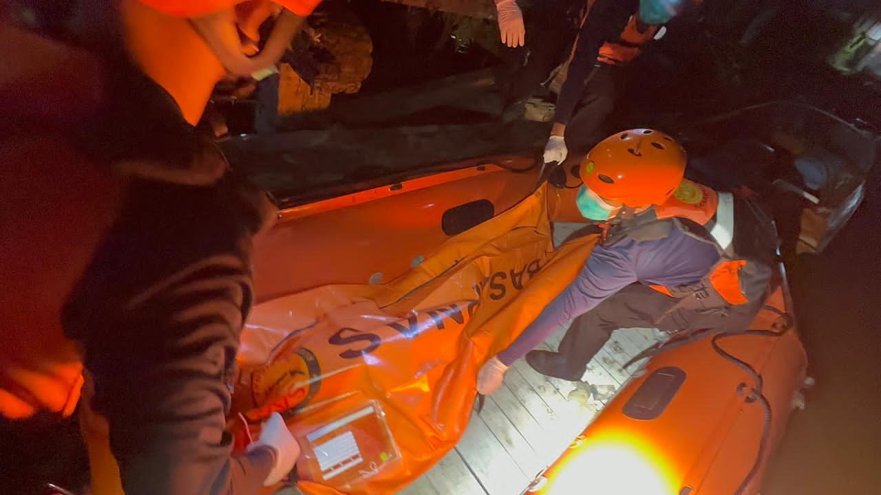 Tim SAR gabungan mengevakuasi jenazah korban yang ditemukan meninggal dunia usai diduga terjatuh dan tenggelam di perairan Sungai Kapuas, Kabupaten Kubu Raya.