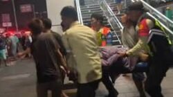 Petugas melakukan evakuasi korban tabrakan kereta di Stasiun Bekasi Timur. (Dok. Ist)