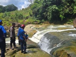 Tim SAR Evakuasi Jenazah Remaja Putri yang Tenggelam di Riam Landau Sanggau