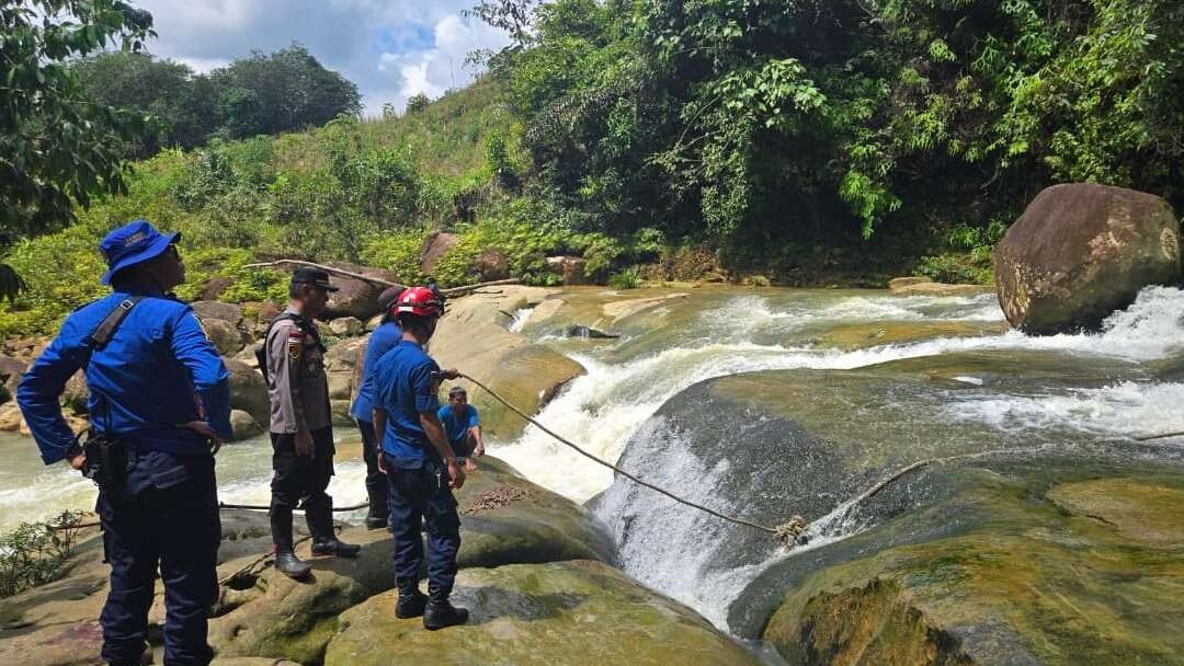 Tim SAR gabungan berhasil mengevakuasi jenazah remaja putri yang tenggelam di kawasan wisata alam Riam Landau, Kabupaten Sanggau, Senin (6/4/2026).