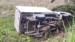 Kondisi mobil boks angkutan bermuatan es krim yang terperosok ke sisi jalan usai mengalami insiden kecelakaan tunggal di kawasan Kecamatan Sekadau Hulu.