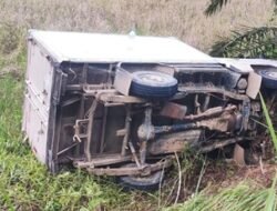 Mobil Boks Es Krim Terperosok Kecelakaan Tunggal di Sekadau Hulu