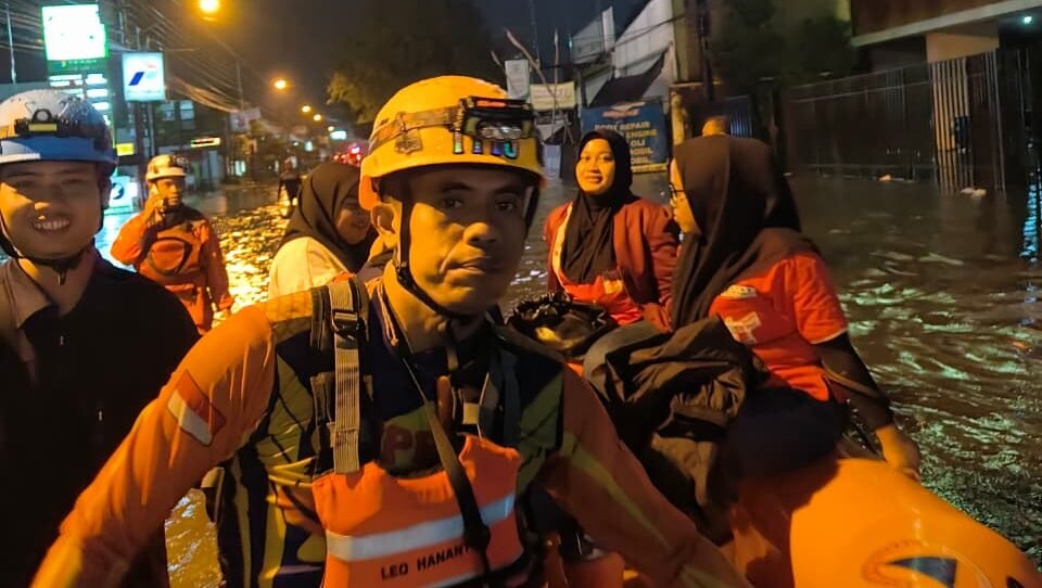 Tim gabungan BPBD mengevakuasi warga yang terjebak luapan Kali Jenes menuju posko pengungsian sementara menggunakan perahu karet di Kota Surakarta.