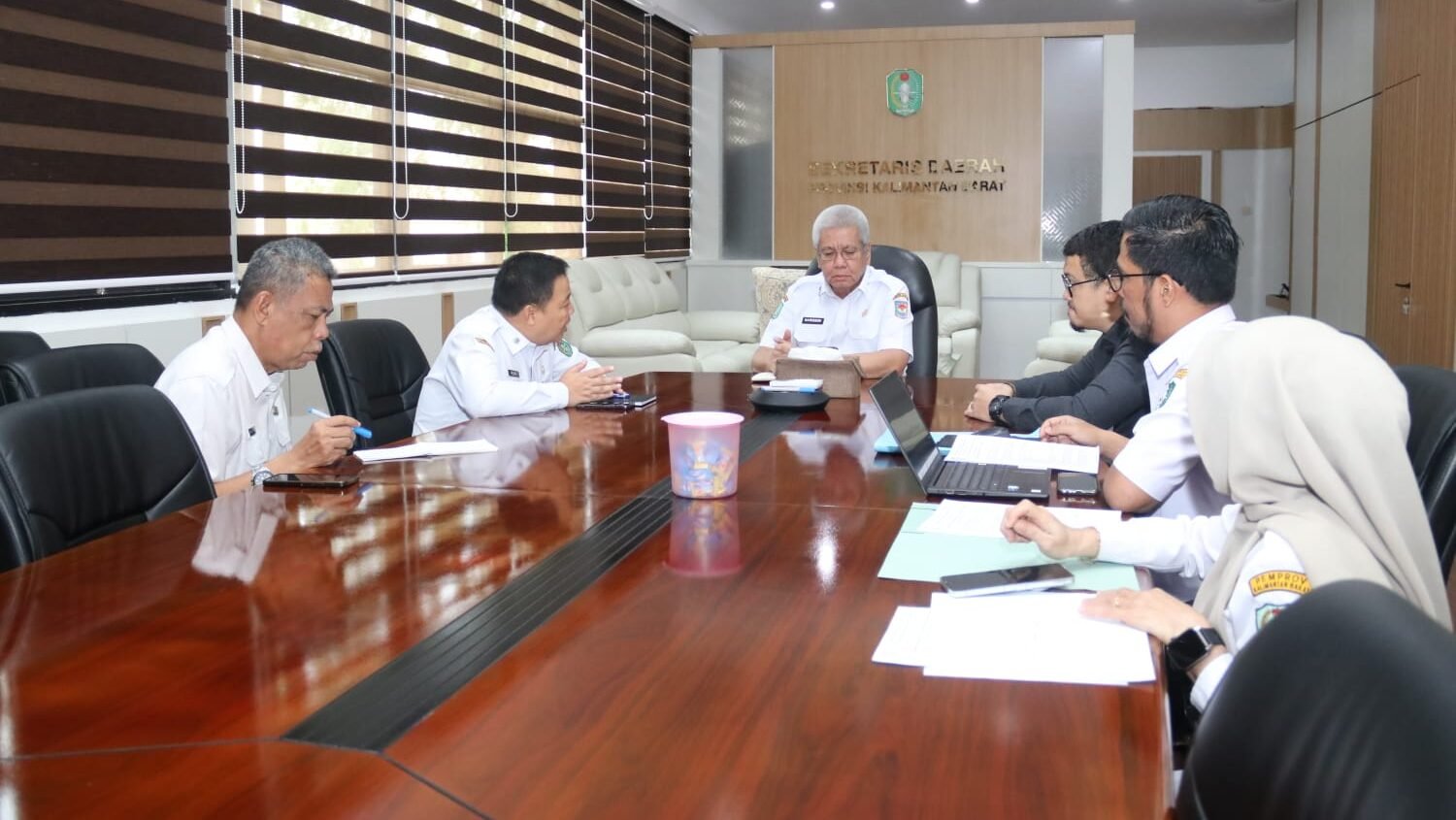 Sekretaris Daerah Provinsi Kalimantan Barat Harisson saat menggelar audiensi bersama perwakilan maskapai untuk membahas tarif rasional angkutan transportasi jamaah haji daerah.