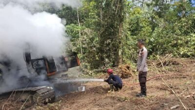 Kondisi satu unit alat berat jenis excavator milik Dinas Lingkungan Hidup Kabupaten Sanggau yang mengalami kebakaran di area Tempat Pembuangan Akhir (TPA) Sungai Kosak.