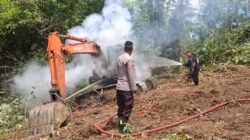 Satu unit alat berat jenis excavator milik Dinas Lingkungan Hidup Kabupaten Sanggau yang terbakar saat beroperasi di area TPA Sungai Kosak.