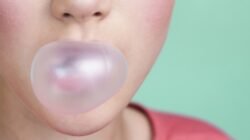 Ilustrasi permen karet yang sering dikhawatirkan mengendap di dalam sistem pencernaan manusia apabila tertelan tanpa sengaja.