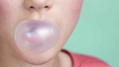 Ilustrasi permen karet yang sering dikhawatirkan mengendap di dalam sistem pencernaan manusia apabila tertelan tanpa sengaja.