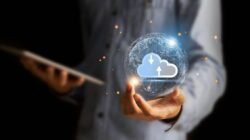 "Penggunaan kecerdasan buatan (AI) rupanya membutuhkan jutaan liter air bersih untuk mendinginkan server. Ketahui dampak gaya hidup digital ini terhadap lingkungan."