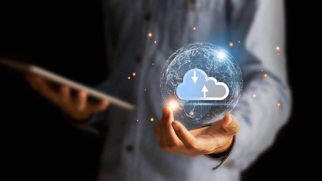 "Penggunaan kecerdasan buatan (AI) rupanya membutuhkan jutaan liter air bersih untuk mendinginkan server. Ketahui dampak gaya hidup digital ini terhadap lingkungan."