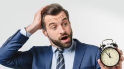 "Sering kesal menghadapi teman yang jam karet? Pahami dulu 5 fakta psikologis menarik terkait karakter orang yang suka telat, mulai dari kebutaan waktu hingga perfeksionis. "