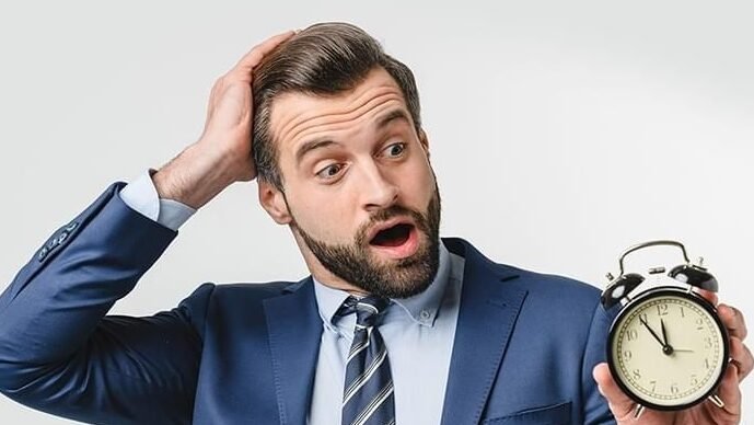 "Sering kesal menghadapi teman yang jam karet? Pahami dulu 5 fakta psikologis menarik terkait karakter orang yang suka telat, mulai dari kebutaan waktu hingga perfeksionis. "
