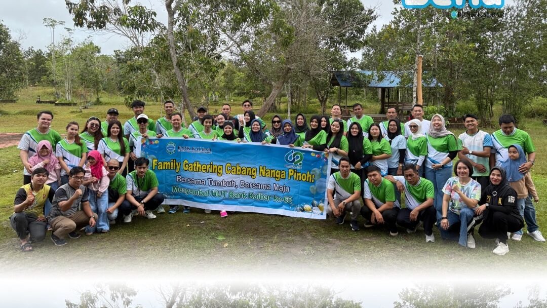 Jajaran pegawai Bank Kalbar Cabang Nanga Pinoh berfoto bersama sambil membentangkan spanduk bertuliskan 'Bersama Tumbuh, Bersama Maju' saat mengikuti kegiatan Family Gathering di Roca Park Simpang Tahlud, Kabupaten Melawi. (Dok. HO/Faktakalbar.id)