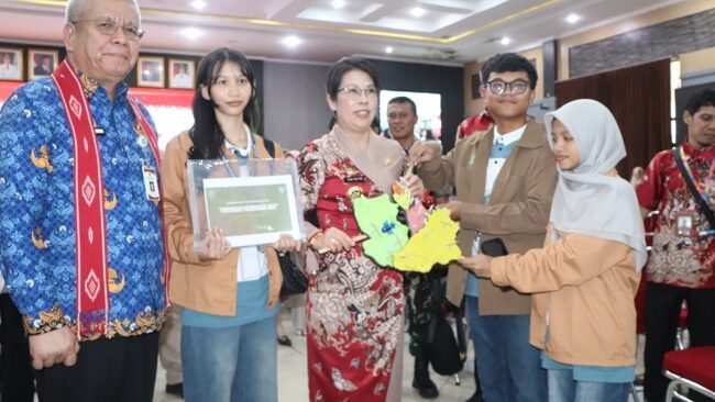 Perwakilan anak menyerahkan simbol Puzzle Peta Singkawang kepada jajaran pemerintah daerah dalam agenda Musrenbang RKPD 2027 di Balairung Kantor Wali Kota.