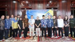 Sekretaris Daerah Kota Pontianak Amirullah bersama Kepala Dinas PRKP Kota Pontianak Derry Gunawan dan sejumlah pemangku kepentingan berfoto bersama usai kegiatan Forum Konsultasi Publik di Rumah Budaya Kampung Caping. (Dok. HO/Faktakalbar.id)
