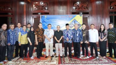 Sekretaris Daerah Kota Pontianak Amirullah bersama Kepala Dinas PRKP Kota Pontianak Derry Gunawan dan sejumlah pemangku kepentingan berfoto bersama usai kegiatan Forum Konsultasi Publik di Rumah Budaya Kampung Caping. (Dok. HO/Faktakalbar.id)